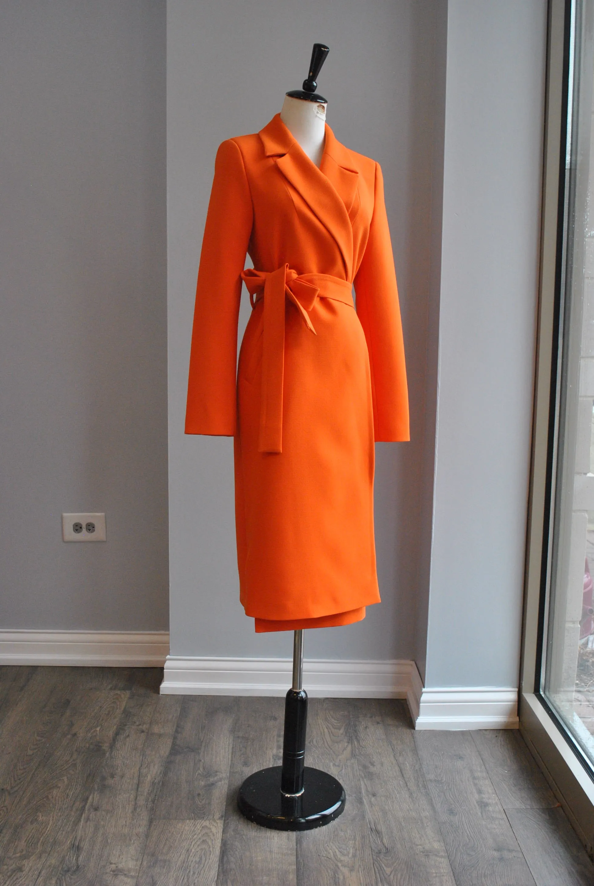 ORANGE SIMPLE SPRING COAT WITH A BELT